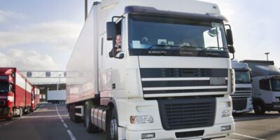 W jaki sposób powinien rozliczać się kierowca ciężarówki w UK