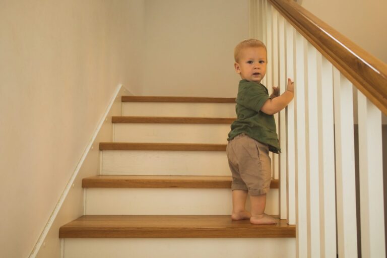 Jak prawidłowo zabezpieczyć schody przed małymi dziećmi?